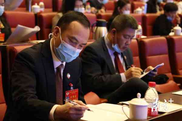 代表一边听取政府工作报告，一边做笔记。 